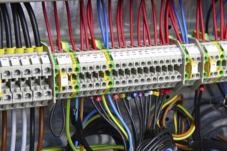 Reihenklemmen im Schaltschrank