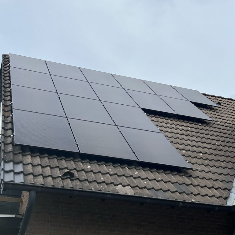PV-Anlage montiert auf Ziegeldach Photovoltaikanlage mit FullBlack Modulen auf Einfamilienhaus